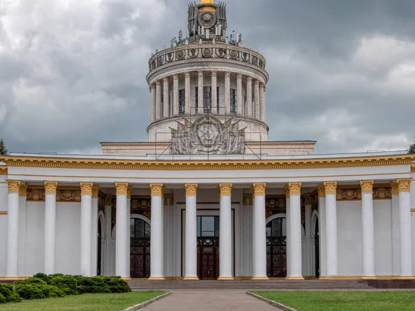 Bangunan utama dari pusat pameran besar VDNG Pameran Prestasi Ekonomi Nasional. area kreatif untuk kegiatan kerja, istirahat dan rekreasi di Kyiv, Ukraina Stok Foto Bebas Royalti