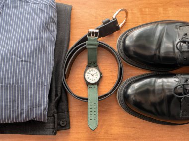 işadamı giyim seti üst görünümü - pantolon, gömlek, siyah ayakkabı çifti, kol saati ve deri kemer