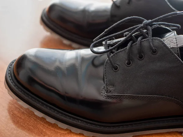 Zbliżenie człowiek czarny błyszczący formalne buty, widok profilu z sznurowadła — Zdjęcie stockowe