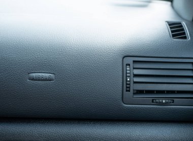 hava yastığı işareti ile araba içinde pano paneli. güvenlik ve araç sigortası konsepti