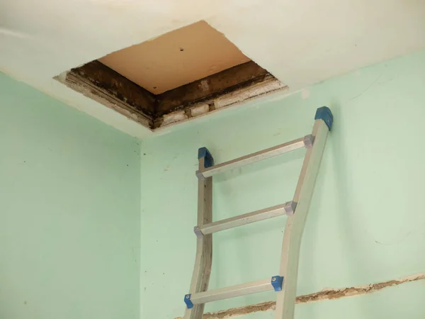 alüminyum metalik merdiven eski evde kapalı tavan arası