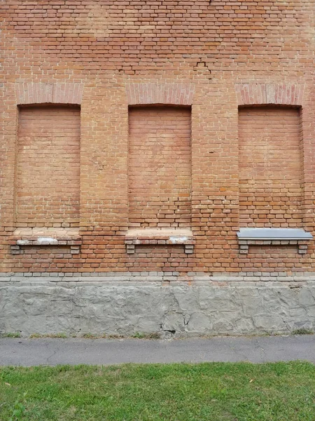 Tres ventanas de ladrillo en una cárcel, prisión. concepto de libertad de expresión —  Fotos de Stock