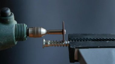 tamirci kesme fikstür cıvatası vice kelepçeli. parlak parıltılar koyu siyah arka plan üzerinde parlak dağılım. serviceman ev geliştirme diy kavramı 4k video görüntüleri