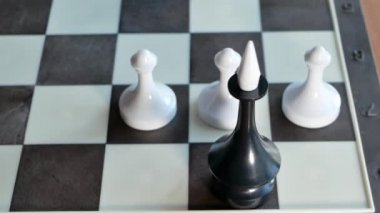 rüşvet, hain veya hain kavramsal video. siyah kral, beyaz figürler ile çevrili rüşvet vermek sonra beyaz satranç piyon siyah olur ve başka bir rakamlar dışarı atar, onun efendisi savunmak. 4k görüntü