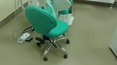 sandalye koltuğu ve diğer diş ekipmanları, araçlar ile diş hekimi ofis iç dikey panorama. 4k video görüntüleri