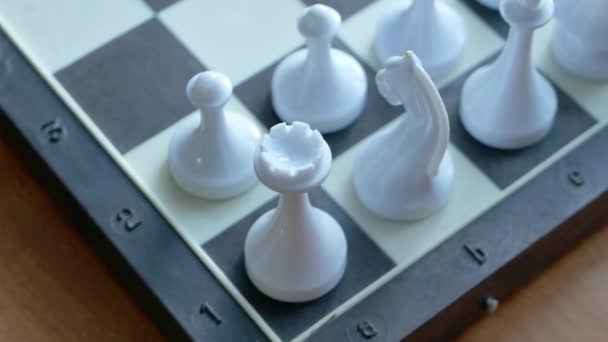 Спостерігаючи Оглядом Військ Перед Битвою Ряд Білих Фігур Шаховій Дошці — стокове відео