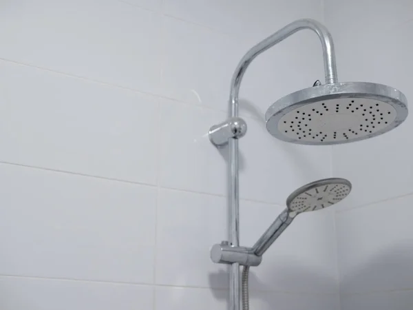 Cabezales Ducha Dobles Con Acabado Cromado Baño Limpio Con Azulejos — Foto de Stock