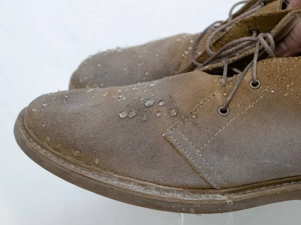 Wassertropfen Auf Wasserdichte Wildleder Wüstenstiefel Schuhe Nach Gebrauch Wetterfestes Spray — Stockfoto