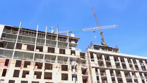 Construção Andamento Canteiro Obras Com Dois Guindastes Altos Vista Chão — Vídeo de Stock