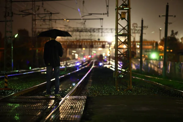 Adam bir şemsiye demiryolu ile