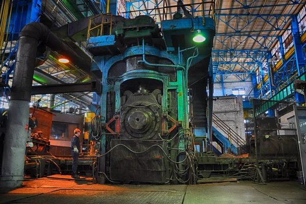 Sıcak metal haddehane operasyonda.