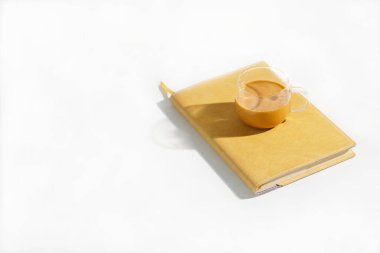 Yaz ışığı altında minimum beyaz masa üzerine dizüstü Tayland buzlu çayı