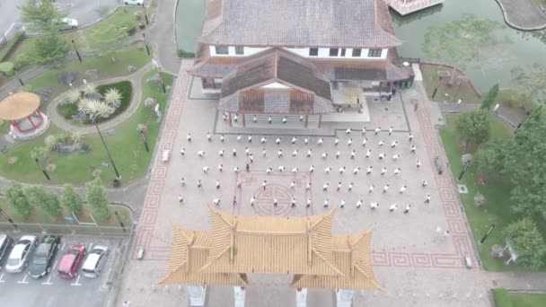マレーシア サラワク州クチンにあるマレーシア 中国友好公園の空中写真 — ストック動画