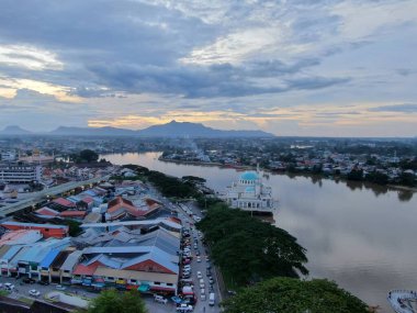 Kuching, Sarawak / Malezya - 10 Ekim 2020: Kuching şehrinin Rıhtım bölgesinde Sarawak 'ın Dewan Undangan Negeri (DUN) sembolik binası