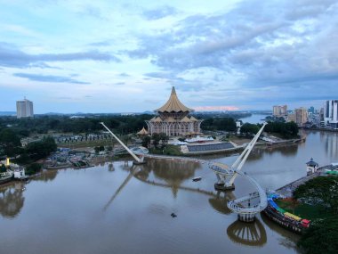 Kuching, Sarawak / Malezya - 10 Ekim 2020: Kuching şehrinin Rıhtım bölgesinde Sarawak 'ın Dewan Undangan Negeri (DUN) sembolik binası