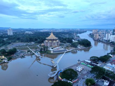 Kuching, Sarawak / Malezya - 10 Ekim 2020: Kuching şehrinin Rıhtım bölgesinde Sarawak 'ın Dewan Undangan Negeri (DUN) sembolik binası