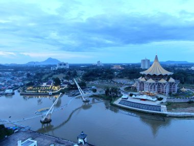 Kuching, Sarawak / Malezya - 10 Ekim 2020: Kuching şehrinin Rıhtım bölgesinde Sarawak 'ın Dewan Undangan Negeri (DUN) sembolik binası