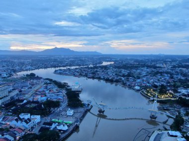 Kuching, Sarawak / Malezya - 10 Ekim 2020: Kuching şehrinin Rıhtım bölgesinde Sarawak 'ın Dewan Undangan Negeri (DUN) sembolik binası