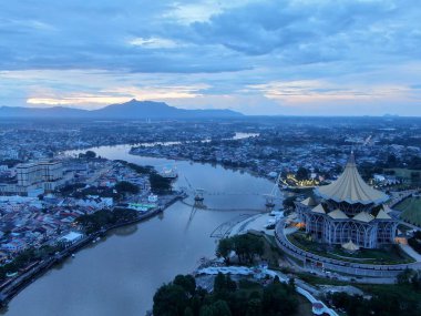 Kuching, Sarawak / Malezya - 10 Ekim 2020: Kuching şehrinin Rıhtım bölgesinde Sarawak 'ın Dewan Undangan Negeri (DUN) sembolik binası