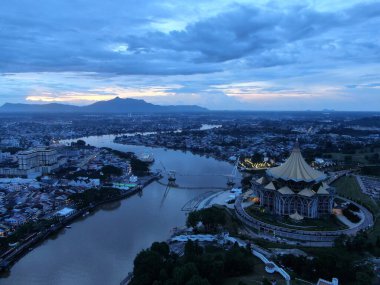 Kuching, Sarawak / Malezya - 10 Ekim 2020: Kuching şehrinin Rıhtım bölgesinde Sarawak 'ın Dewan Undangan Negeri (DUN) sembolik binası