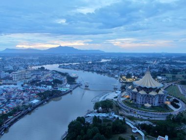 Kuching, Sarawak / Malezya - 10 Ekim 2020: Kuching şehrinin Rıhtım bölgesinde Sarawak 'ın Dewan Undangan Negeri (DUN) sembolik binası