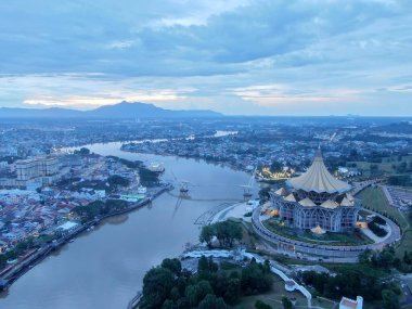 Kuching, Sarawak / Malezya - 10 Ekim 2020: Kuching şehrinin Rıhtım bölgesinde Sarawak 'ın Dewan Undangan Negeri (DUN) sembolik binası