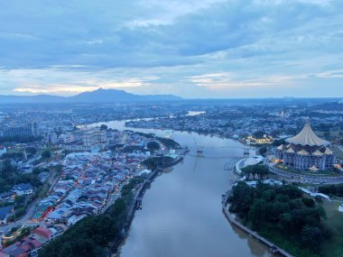 Kuching, Sarawak / Malezya - 10 Ekim 2020: Kuching şehrinin Rıhtım bölgesinde Sarawak 'ın Dewan Undangan Negeri (DUN) sembolik binası