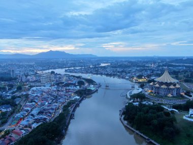 Kuching, Sarawak / Malezya - 10 Ekim 2020: Kuching şehrinin Rıhtım bölgesinde Sarawak 'ın Dewan Undangan Negeri (DUN) sembolik binası