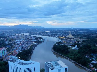 Kuching, Sarawak / Malezya - 10 Ekim 2020: Kuching şehrinin Rıhtım bölgesinde Sarawak 'ın Dewan Undangan Negeri (DUN) sembolik binası