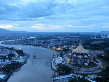 Kuching, Sarawak / Malezya - 10 Ekim 2020: Kuching şehrinin Rıhtım bölgesinde Sarawak 'ın Dewan Undangan Negeri (DUN) sembolik binası