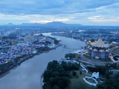 Kuching, Sarawak / Malezya - 10 Ekim 2020: Kuching şehrinin Rıhtım bölgesinde Sarawak 'ın Dewan Undangan Negeri (DUN) sembolik binası