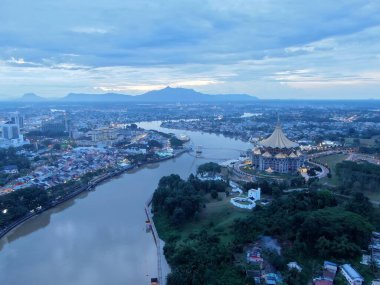 Kuching, Sarawak / Malezya - 10 Ekim 2020: Kuching şehrinin Rıhtım bölgesinde Sarawak 'ın Dewan Undangan Negeri (DUN) sembolik binası