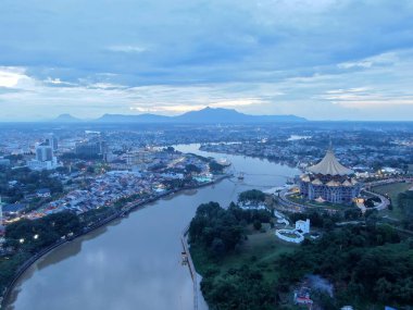Kuching, Sarawak / Malezya - 10 Ekim 2020: Kuching şehrinin Rıhtım bölgesinde Sarawak 'ın Dewan Undangan Negeri (DUN) sembolik binası