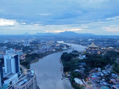 Kuching, Sarawak / Malezya - 10 Ekim 2020: Kuching şehrinin Rıhtım bölgesinde Sarawak 'ın Dewan Undangan Negeri (DUN) sembolik binası