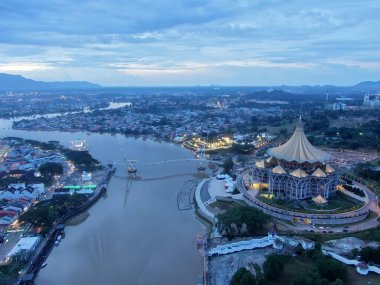 Kuching, Sarawak / Malezya - 10 Ekim 2020: Kuching şehrinin Rıhtım bölgesinde Sarawak 'ın Dewan Undangan Negeri (DUN) sembolik binası
