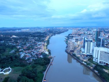 Kuching, Sarawak / Malezya - 10 Ekim 2020: Kuching şehrinin Rıhtım bölgesinde Sarawak 'ın Dewan Undangan Negeri (DUN) sembolik binası