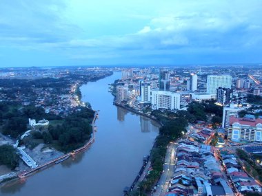 Kuching, Sarawak / Malezya - 10 Ekim 2020: Kuching şehrinin Rıhtım bölgesinde Sarawak 'ın Dewan Undangan Negeri (DUN) sembolik binası