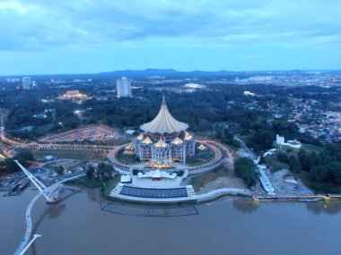 Kuching, Sarawak / Malezya - 10 Ekim 2020: Kuching şehrinin Rıhtım bölgesinde Sarawak 'ın Dewan Undangan Negeri (DUN) sembolik binası