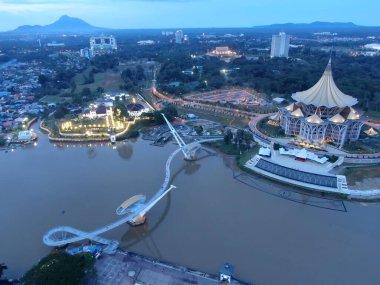 Kuching, Sarawak / Malezya - 10 Ekim 2020: Kuching şehrinin Rıhtım bölgesinde Sarawak 'ın Dewan Undangan Negeri (DUN) sembolik binası