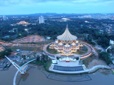 Kuching, Sarawak / Malezya - 10 Ekim 2020: Kuching şehrinin Rıhtım bölgesinde Sarawak 'ın Dewan Undangan Negeri (DUN) sembolik binası