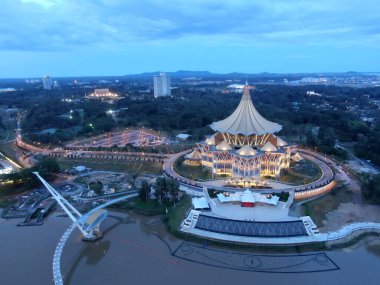 Kuching, Sarawak / Malezya - 10 Ekim 2020: Kuching şehrinin Rıhtım bölgesinde Sarawak 'ın Dewan Undangan Negeri (DUN) sembolik binası