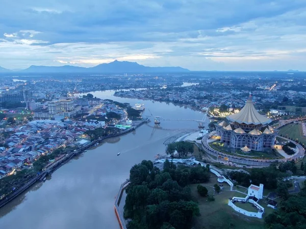 Kuching, Sarawak / Malezya - 10 Ekim 2020: Kuching şehrinin Rıhtım bölgesinde Sarawak 'ın Dewan Undangan Negeri (DUN) sembolik binası