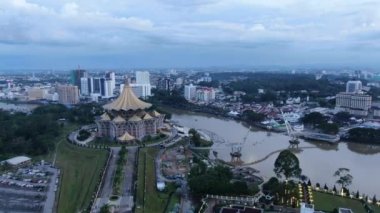 Kuching, Sarawak / Malezya - 10 Ekim 2020: Kuching şehrinin Rıhtım bölgesinde Sarawak 'ın Dewan Undangan Negeri (DUN) sembolik binası