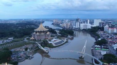 Kuching, Sarawak / Malezya - 10 Ekim 2020: Kuching şehrinin Rıhtım bölgesinde Sarawak 'ın Dewan Undangan Negeri (DUN) sembolik binası