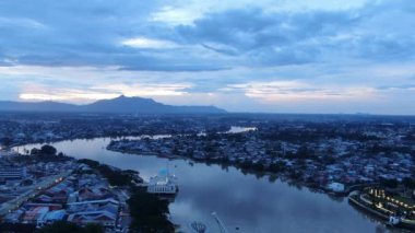 Kuching, Sarawak / Malezya - 10 Ekim 2020: Kuching şehrinin Rıhtım bölgesinde Sarawak 'ın Dewan Undangan Negeri (DUN) sembolik binası