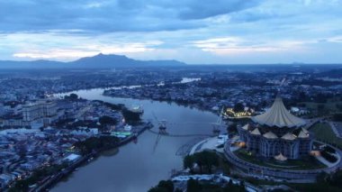 Kuching, Sarawak / Malezya - 10 Ekim 2020: Kuching şehrinin Rıhtım bölgesinde Sarawak 'ın Dewan Undangan Negeri (DUN) sembolik binası