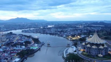 Kuching, Sarawak / Malezya - 10 Ekim 2020: Kuching şehrinin Rıhtım bölgesinde Sarawak 'ın Dewan Undangan Negeri (DUN) sembolik binası