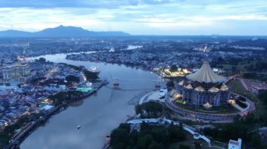Kuching, Sarawak / Malezya - 10 Ekim 2020: Kuching şehrinin Rıhtım bölgesinde Sarawak 'ın Dewan Undangan Negeri (DUN) sembolik binası