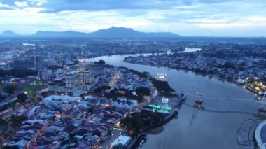 Kuching, Sarawak / Malezya - 10 Ekim 2020: Kuching şehrinin Rıhtım bölgesinde Sarawak 'ın Dewan Undangan Negeri (DUN) sembolik binası