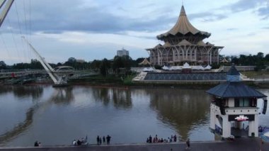 Kuching, Sarawak / Malezya - 10 Ekim 2020: Kuching şehrinin Rıhtım bölgesinde Sarawak 'ın Dewan Undangan Negeri (DUN) sembolik binası